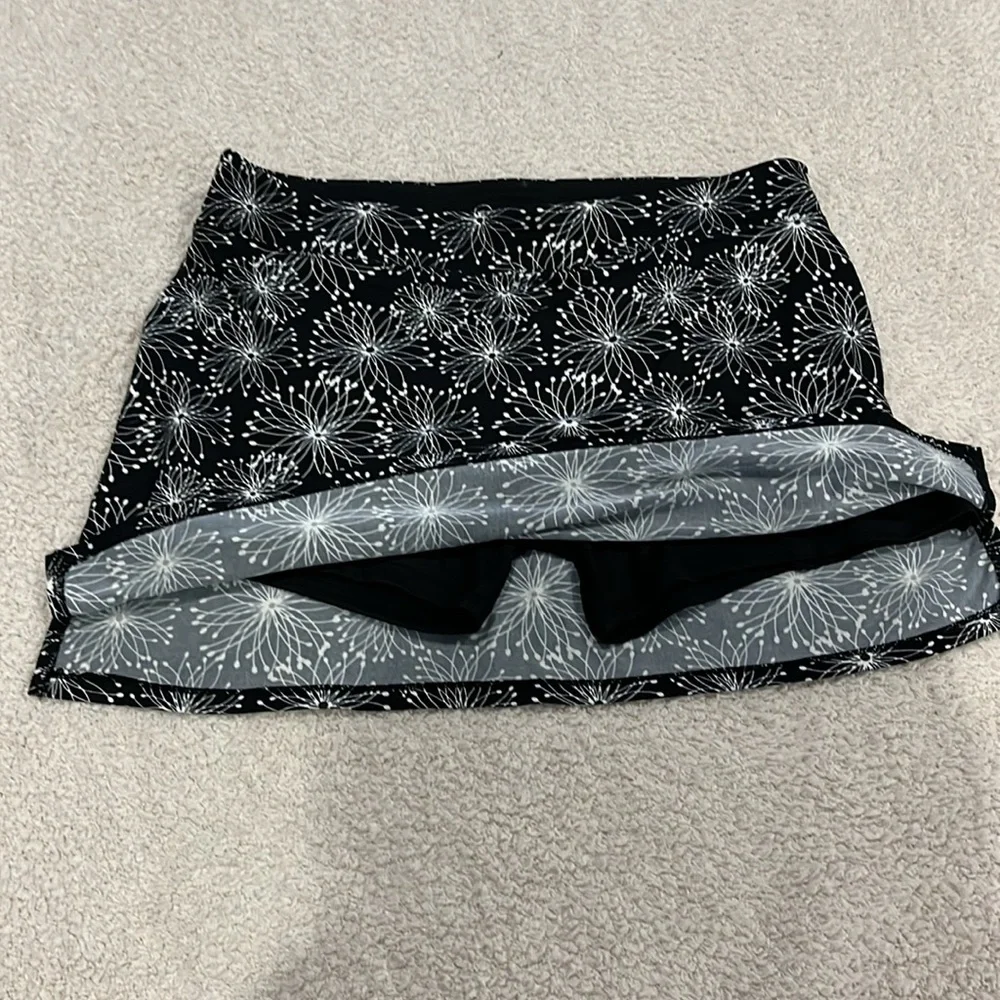 Tranquility by Colorado Stylish Black and White Floral Skort Size Large - Picture 2 of 4